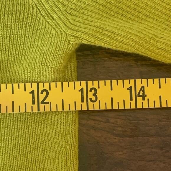 Green Short Sleeve Scoop Neck Sweater Size Small - Picture 4 of 5